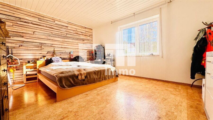 Modernes Ein-/Zweifamilienhaus mit PV Anlage und großer Doppelgarage auf herrlichem Anwesen - EG WE1Schlafzimmer mit Ankleide